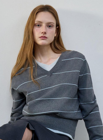 ouie Women's Striped V-neck Knit Gray OU1881